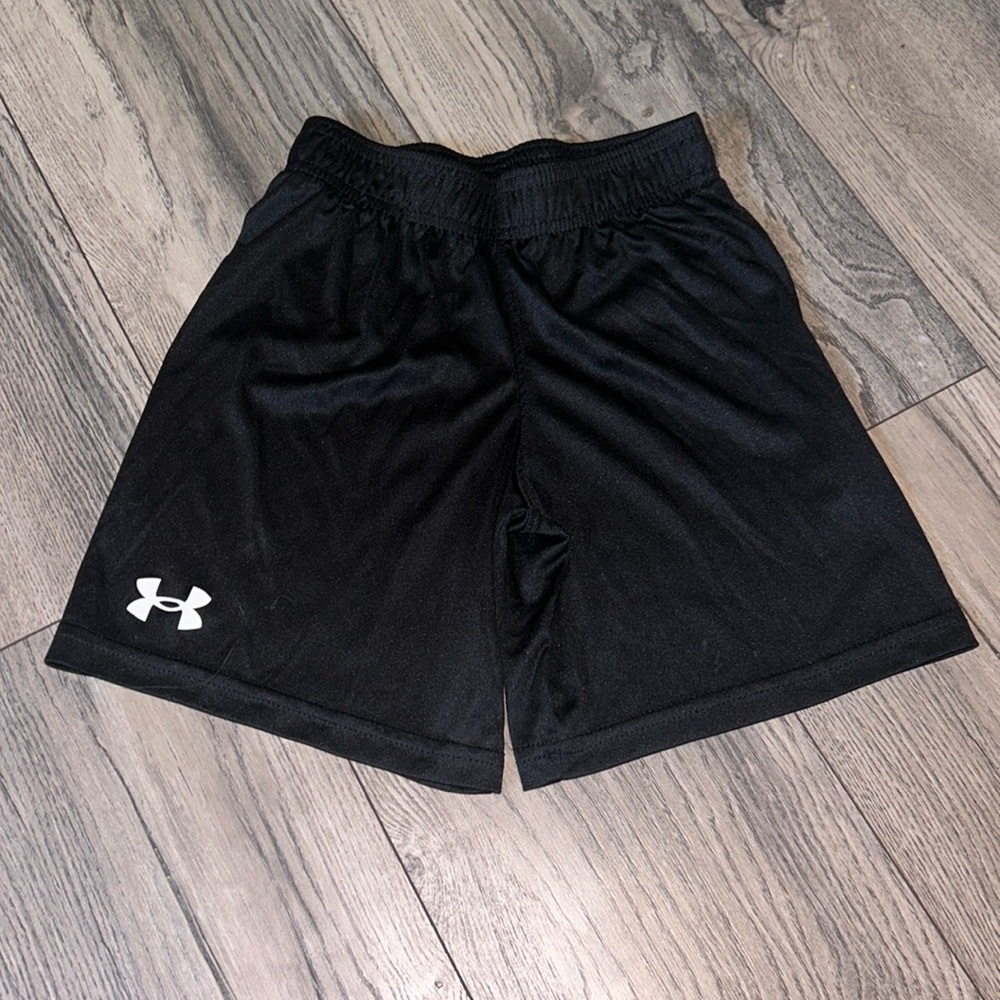 Under armor boys athletic shorts size 6!